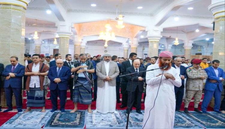  الزُبيدي والعليمي يؤديان صلاة العيد في جامع الرئاسة بمعاشيق