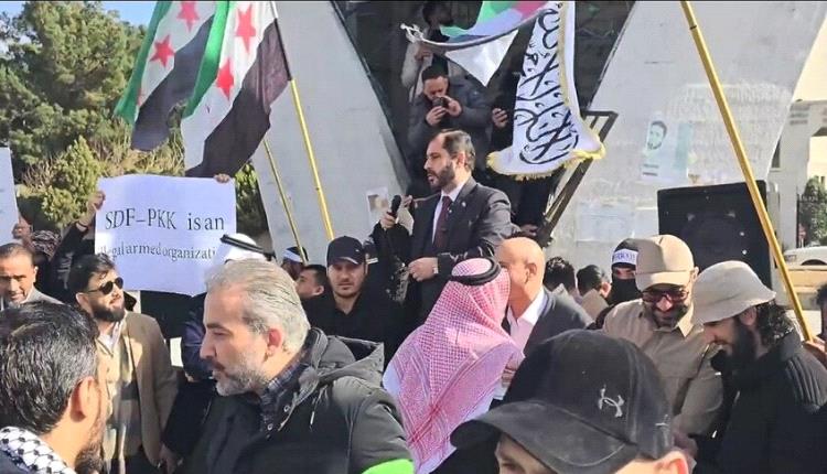 مظاهرة في ساحة الأمويين بدمشق تطالب بإنهاء سيطرة "قسد" على شرق سوريا