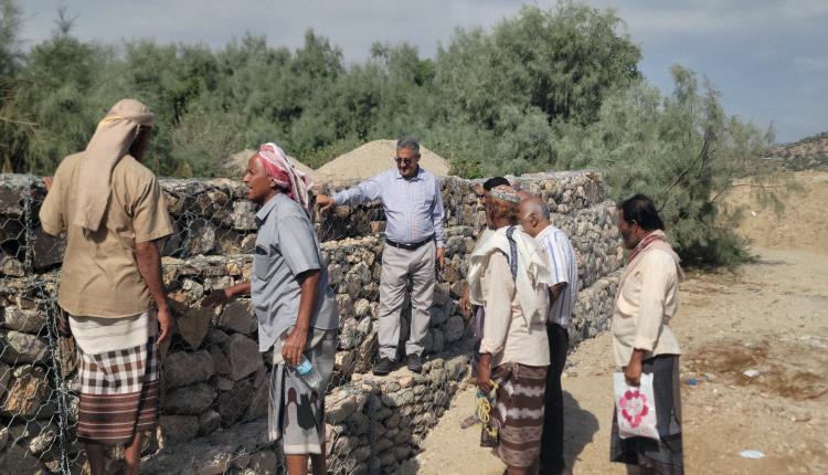 وكيل وزارة الزراعة يستلم مشروع حماية الأراضي الزراعية في طور الباحة بلحج